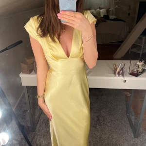 Balklänning - En superfin gul klänning med fin rygg från Hello Molly i Storlek XS. Jag har sytt klänningens axelband så de ska vara lite tajtare då jag upplevde att klänning ramlade av axlarna. Jag är 158 cm lång och den passar mig perfekt med klackar. Använd endast en gång. Nypris 1350kr💗