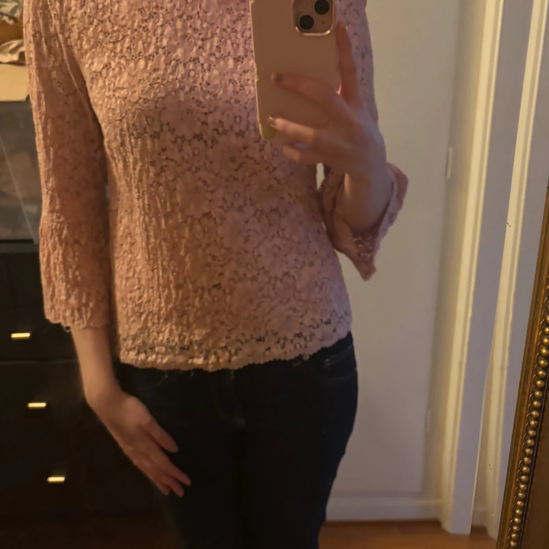 Rosa spetsblus med trekvartsärm