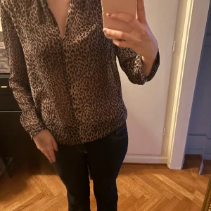 Leopardmönstrad blus i brun och svart - Säljer en snygg blus med leopardmönster