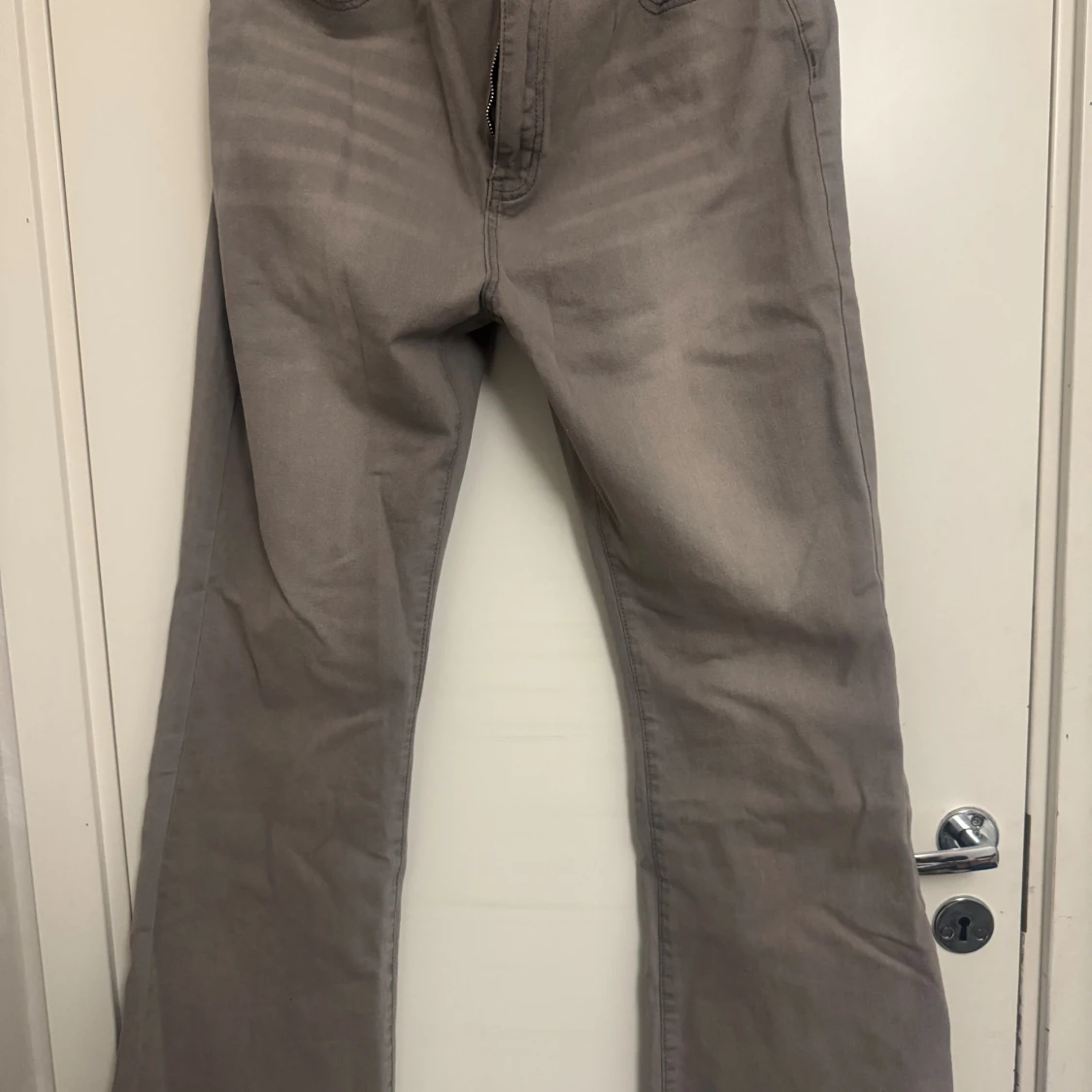 Grå bootcut jeans med hög midja