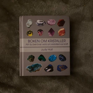 Kristall bok - Jätte fin bok, om du är intresserad av att veta mer om kristaller så finns allt du behöver veta i denna bok. Pris kan diskuteras!💗