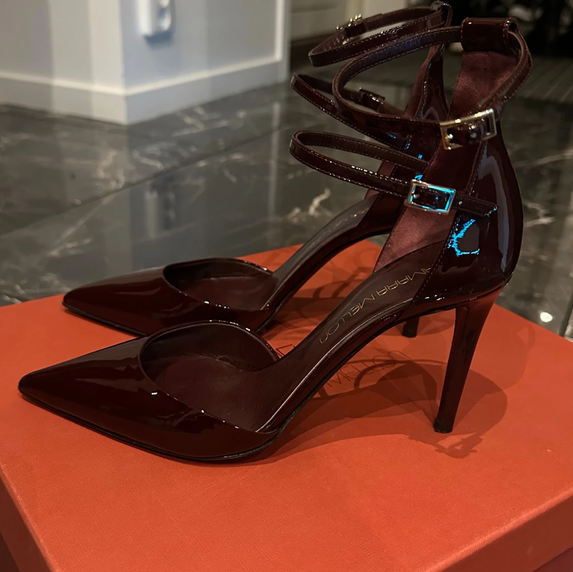 Vinröda pumps från Tamara Mellon