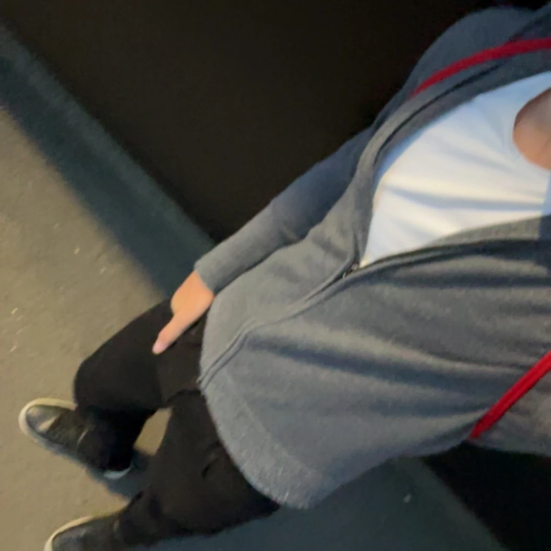 Mörkgrå kofta med dragkedja