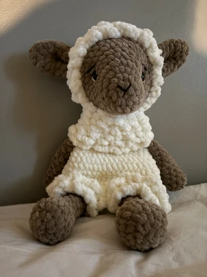 Virkat får - Ett supersött virkat lamm gjord i mjukt garn🥰Detaljerad med plastögon, som sitter ordentligt fast. Perfekt som dekoration, gosedjur och som en liten kompis! DM för fler bilder eller frågor!☺️🐑