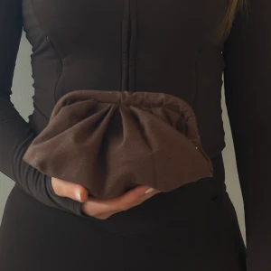 Clutchbag brun  - En till brun clutchbag till salu!🤎Kostar bara 269kr🙌🏼 Hör av dig vid intresse på dm!🍂 