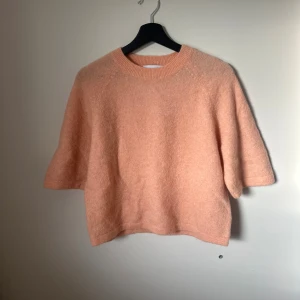 Ljusrosa stickad tröja & Other Stories - Superfin orange stickad tröja från & Other Stories i storlek Xs aldrig använd❣️