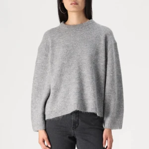 Grå stickad tröja  - Säljer denna stickade tröjan från Gina eftersom den är för stor💕