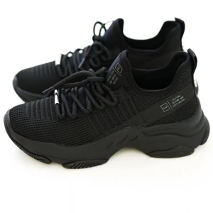 Svarta sneakers från Steve Madden  - Snygga svarta sneakers med stickad mesh-ovandel och platt sula. Skorna har rund tå, snörning och en chunky design som ger en modern look. Perfekta för dig som gillar streetstyle och vill ha bekväma skor med cool vibe. Storlek 40 (har vanligtvis 38,5-39) men de är små i storlek. 