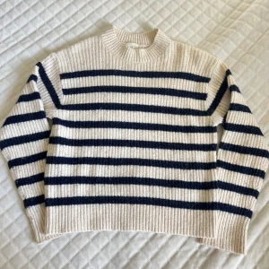 Stickad tröja H&M - Fint skick! Använd några gånger men är i gott skick. Inga skavanker (Se bild 4 för närbild)   54% POLYESTER 36% AKRYL 8% ULL 2% ELASTAN  PS: Kolla in mina andra annonser, upp till 20% rabatt vid köp av flera artiklar och priset går nästan alltid att diskutera!🩷   