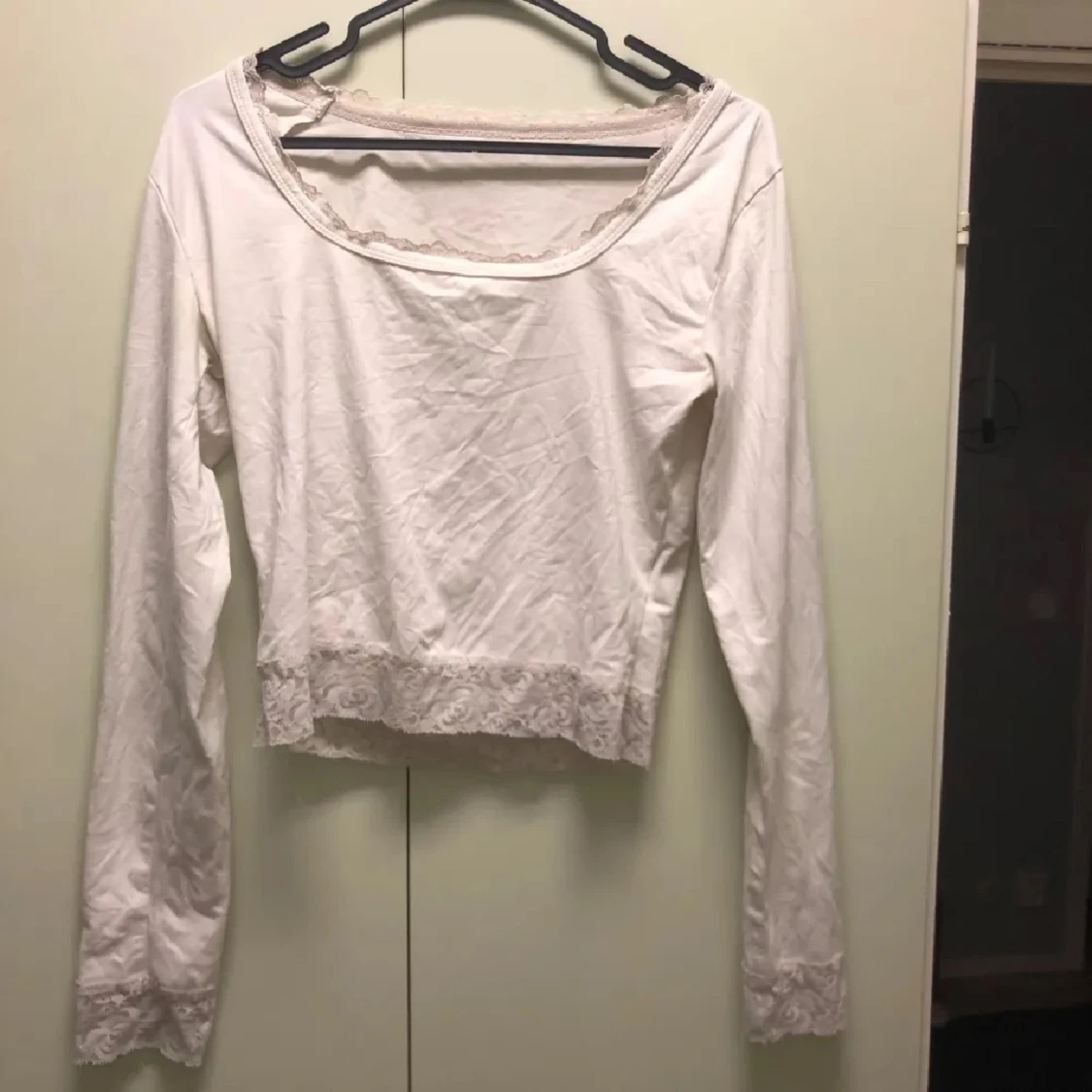 Vit långärmad topp med spetsdetaljer - 2