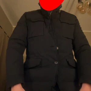 Massimo dutti vinterjacka  - Den är i fint skick men är lite smutsig, en knapp saknas och finns ett hål på baksidan. Därav de låga priset. Modell är 182 och är lite stor på honom. 