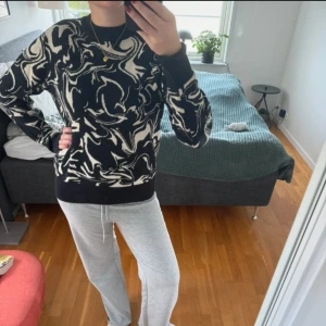 Stickad tröja - Så snygg flerfärgad tröja från Monki!!