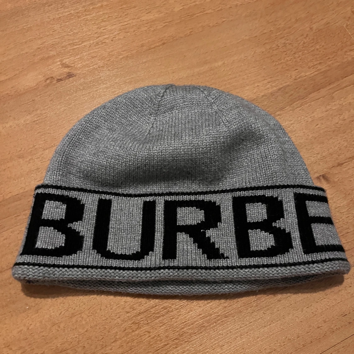 Grå Burberry mössa