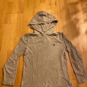 Grå hoodie från Polo Ralph Lauren -  grå hoodie från Polo Ralph Lauren storlek 10-12 år 152