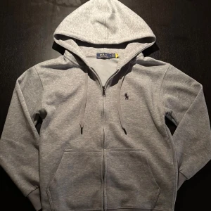 Polo Ralph Lauren Zip - Grå Polo Ralph Lauren Zip Tröja - pris: 449 - Använd 5 gånger - Dragkedjan är seg därför låga priset - Storlek: S - Först till kvarn!