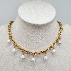 Guldhalsband med pärldroppar - Stilrent halsband . Material-rostfritt stål 