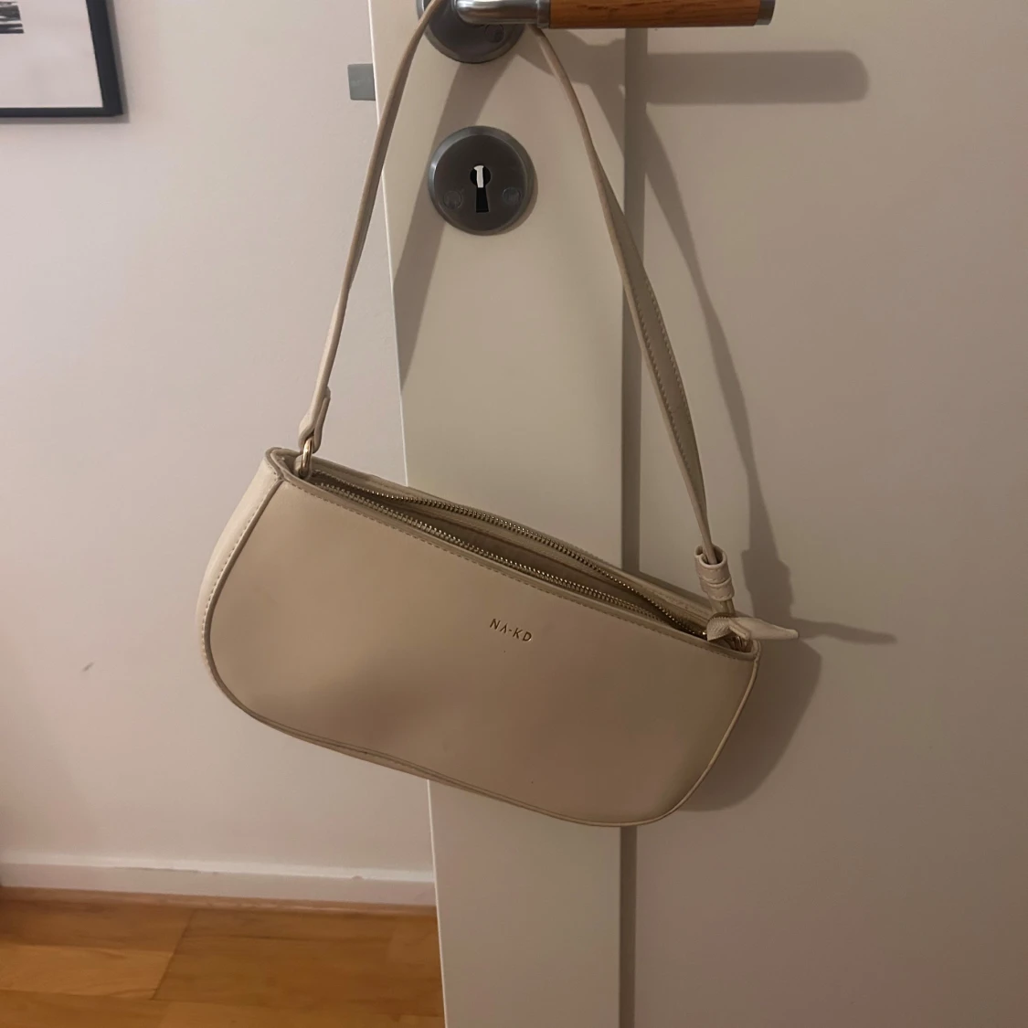 Beige väska från NA-KD