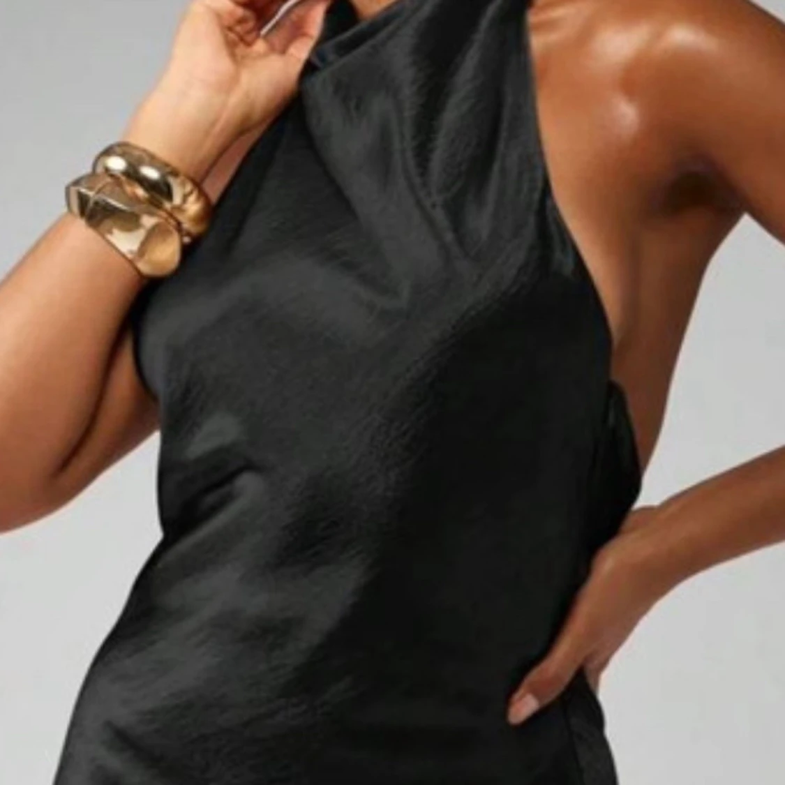 Svart halterneckklänning i satin - 1