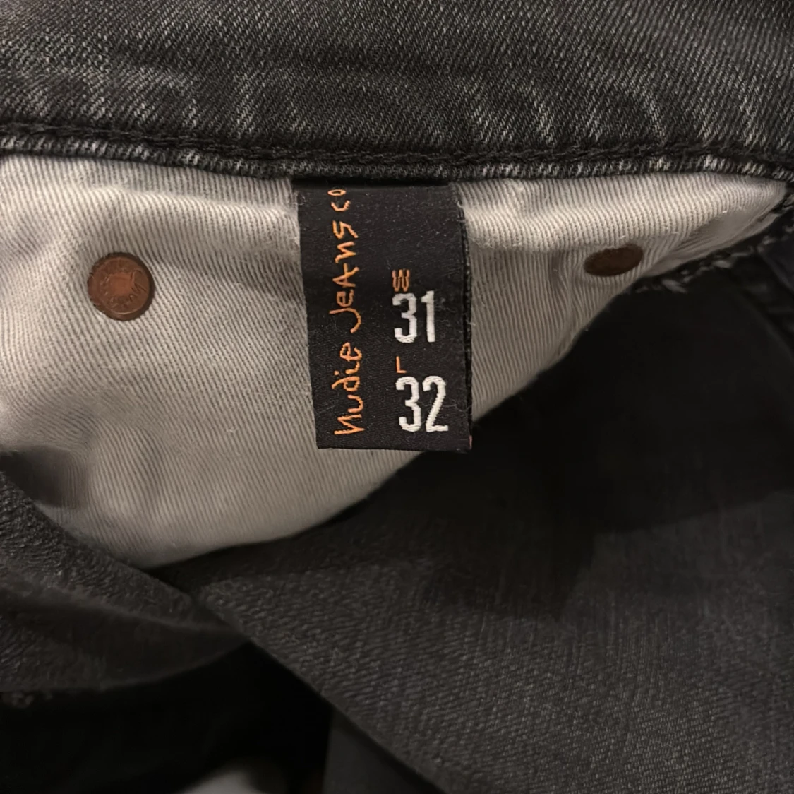 Mörkgråa jeans från Nudie Jeans Co 31/32 - 1
