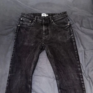 Svarta jeans från 157, W33 L30 - Svarta jeans från 157. Jeansen har använts en stund men inte så länge. Perfekta billiga jeans med en enkel och stilren vibe.