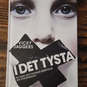 I det tysta - En gripande och stark självbiografisk berättelse om Vicky Jaggers uppväxt och kampen mot övergrepp inom familjen. Boken skildrar mod, överlevnad och vägen till ett nytt liv. Passar dig som vill läsa om verkliga livsöden och inspireras av styrka.