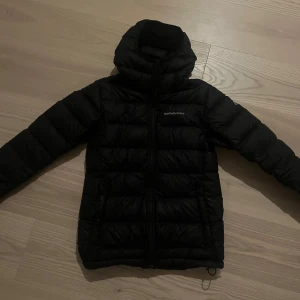 Peak performance jacka - Svart Peak performance jacka från Intersport. Storlek xs. Inga hål,  nypris 1700kr ( ena fickan går inte att få igen helt!) därav pris men inget man tänker på!