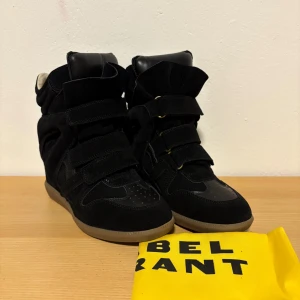 Svarta isabell Marant skor - Säljer mina isabell Marant då jag inte har något tillfälle och använda de o de mest står på hyllan. De är i storlek 38 och är precis rengjorda. Skriv vid minsta fundering.❤️