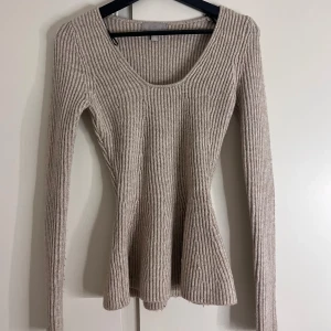 Stickad topp HM - Så fin beige stickad tajt topp med urringning i mkt fin kvalite från HM🤎🤎🤎🤎🤎🤎🤎🤎Endast använd 2ggr