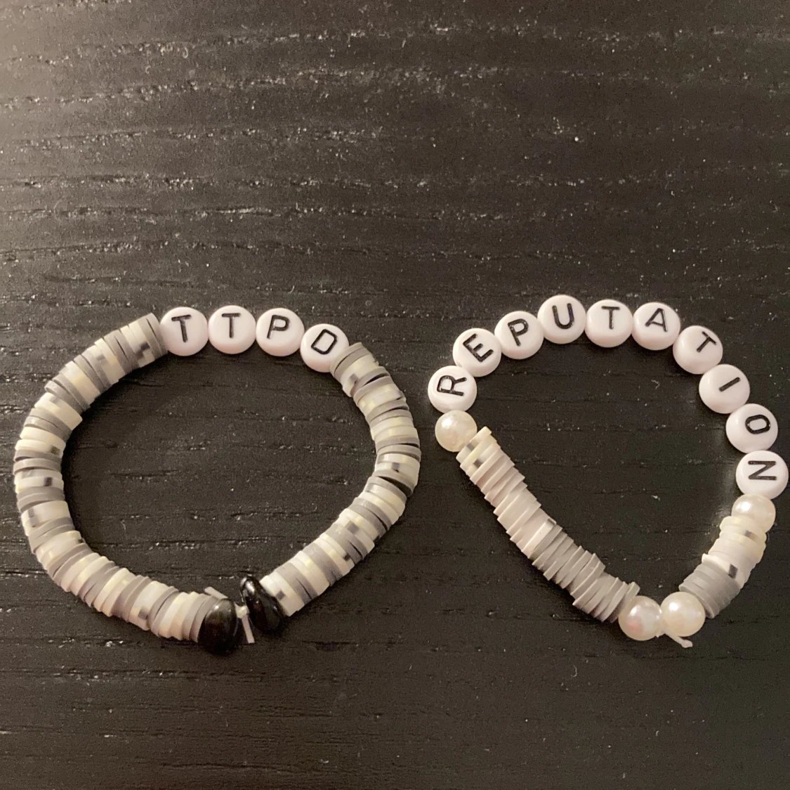 Taylor Swift pärlarmband TTPD och reputation