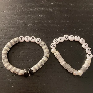Taylor Swift pärlarmband TTPD och reputation  - Taylor Swift pärlarmband 'TTPD' och ’REPUTATION’ ✨🖤SWIFTIE EDITION 🖤✨