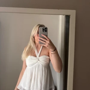 Vit omlott topp - Vit topp från Nelly. Använd en gång. 