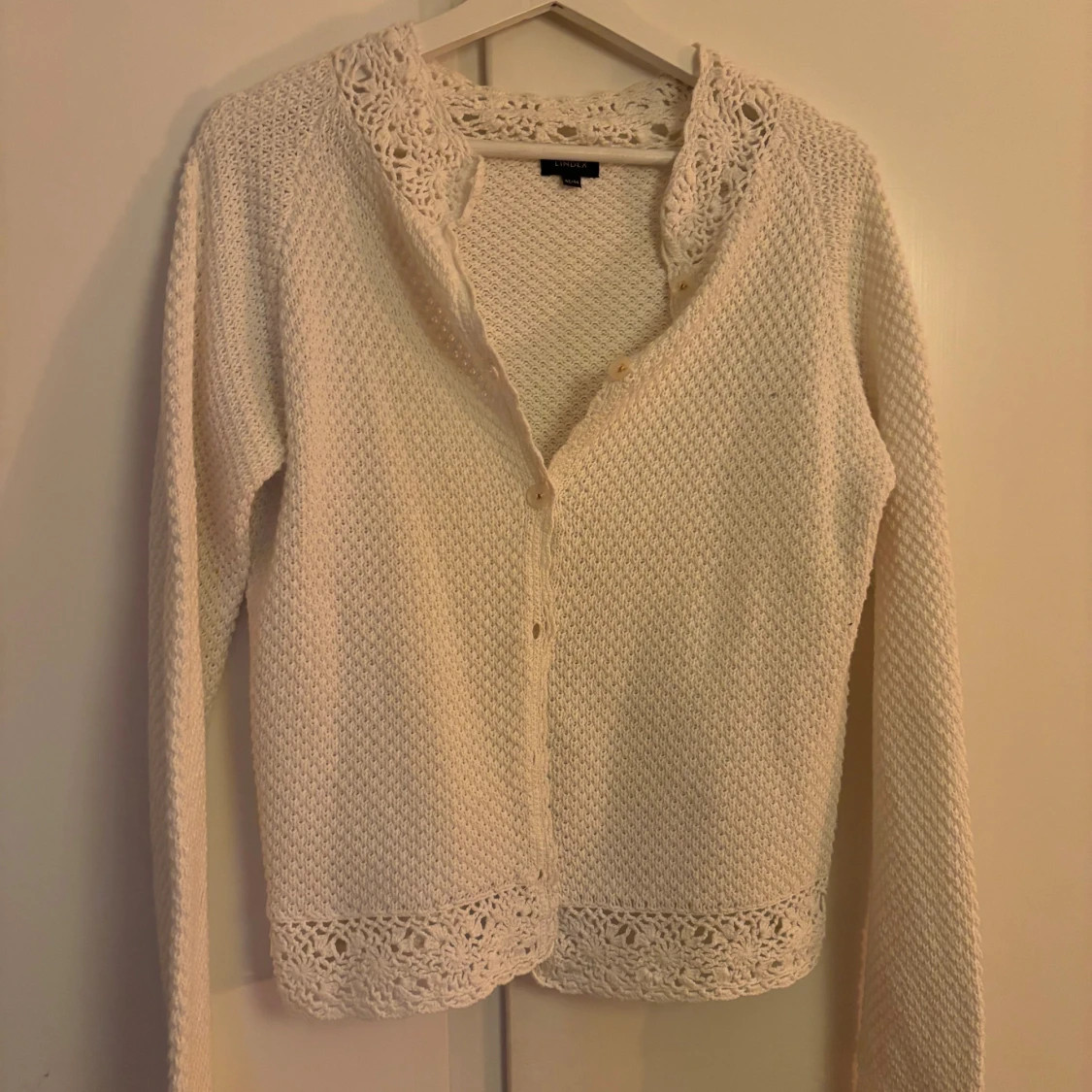 Vit kofta med spetsdetaljer från Lindex - 1