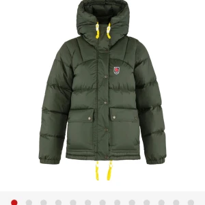 Grön pufferjacka från Fjällräven - Söker denna gröna pufferjacka från Fjällräven storlek xs, i UTBYTE mot min gröna fjällräven i storlek s. Är endast intresserad av byte då jag tycker min är lite för stor. Den ska vara i women modellen och i bra skick då min är i bra skick.