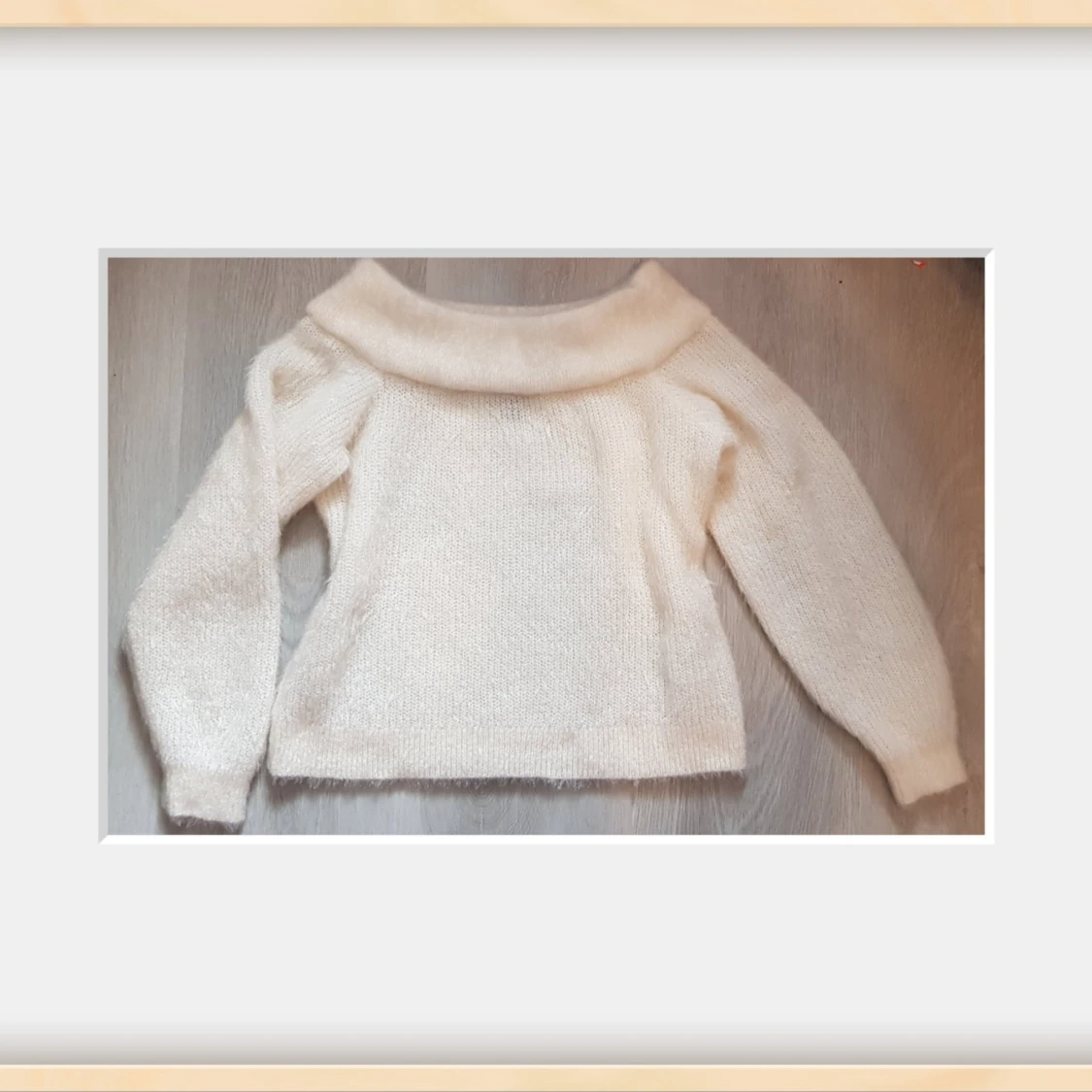 Så fin Offshoulder stickad tröja i vitt