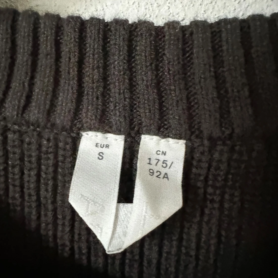 Mörkgrön stickad tröja från ARKET - 2