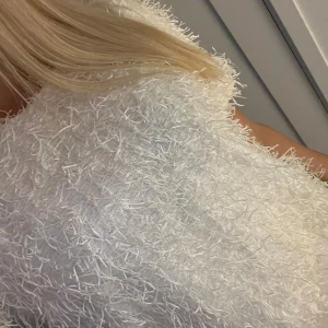 Vit blus/ T-shirt med detaljer 🤍⭐️ - Jätte fin vit blus med detaljer 🤍🪩Köpte för 399 kr och andvönda några få gånger. 