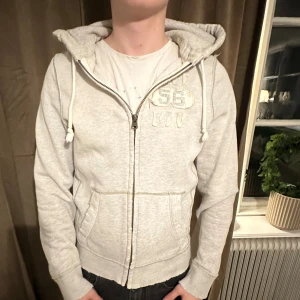 Abercrombie & fitch zip tröja vintage  - Väldigt fint skick finns en liten smutsig prick på baksidan som går bort i tvätten, modell är 182 och väger 72. Tveka inte att höra av dig vid frågor, tar även emot bud. 