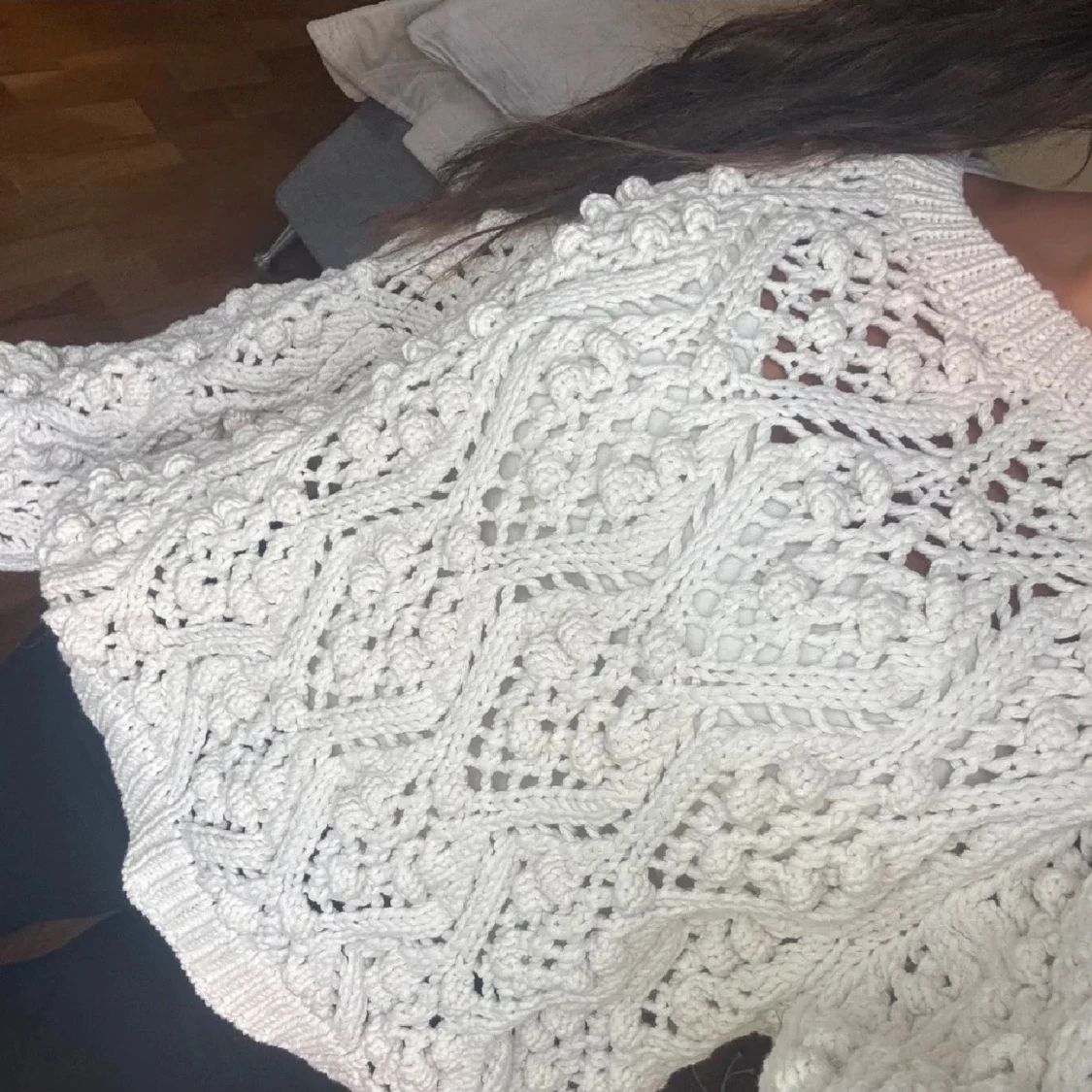 Vit stickad tröja med mönster - 1