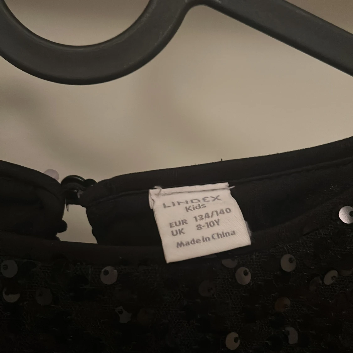 Svart paljettklänning 134/140 - 3