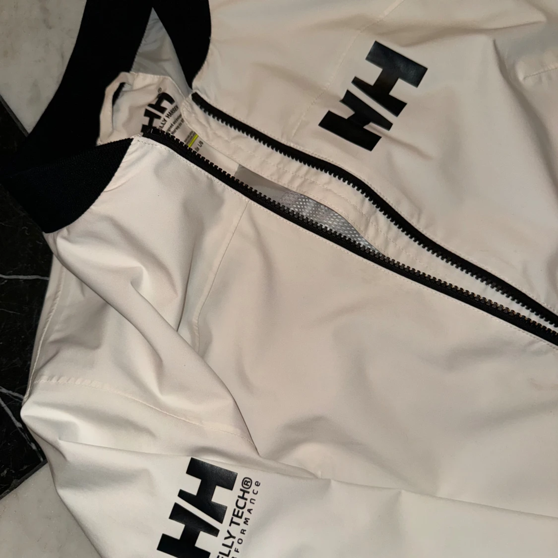 Vit vindjacka från Helly Hansen L - 3