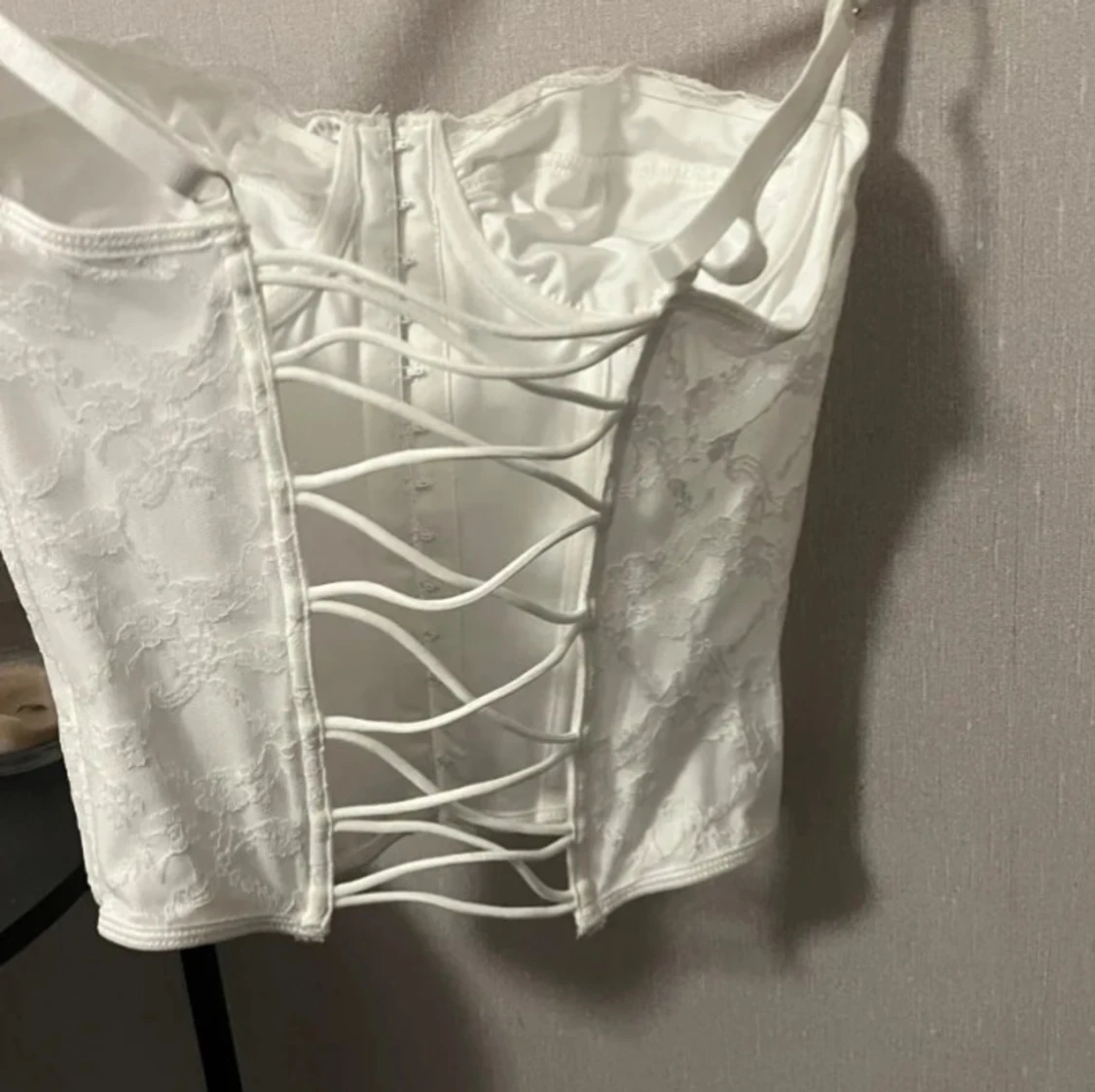 Vit spetskorsett med snörning - 1