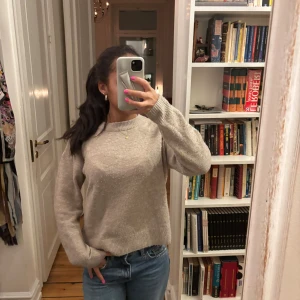 Beige stickad tröja med rund hals - Fin beige stickad tröja, dock nopprig därav priset.