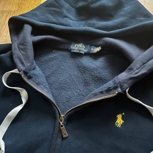 Mörkblå hoodie från Polo Ralph Lauren - Säljer en mörkblå Polo Ralph Lauren zip🙌🏻| Storlek M passar även S | Skick 10/10🔥| Skriv vid minsta fundering 💭 