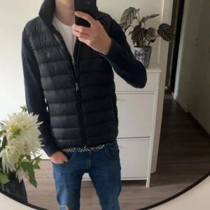 Svart väst från Ralph Lauren - Säljer en svart väst från Ralph Lauren med diskret logga på bröstet. Passar S/M