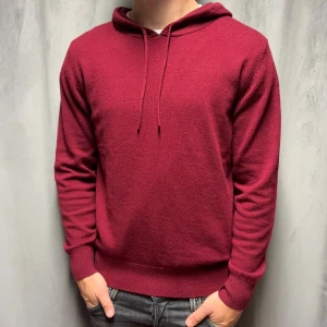Kashmir hoodie - Vinröd Kashmir hoodie | Storlek S | Modellen är 177cm lång | Bara testad, därför är skicket 10/10 | Hör av dig vid frågor🌟