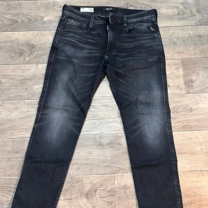 Replay Anbass mörkblå Köpta i neaple - Snygga Replay Anbass jeans i mörkblå tvätt med diskreta slitningar köpte i Neaple italien i Replay affären under sommaren