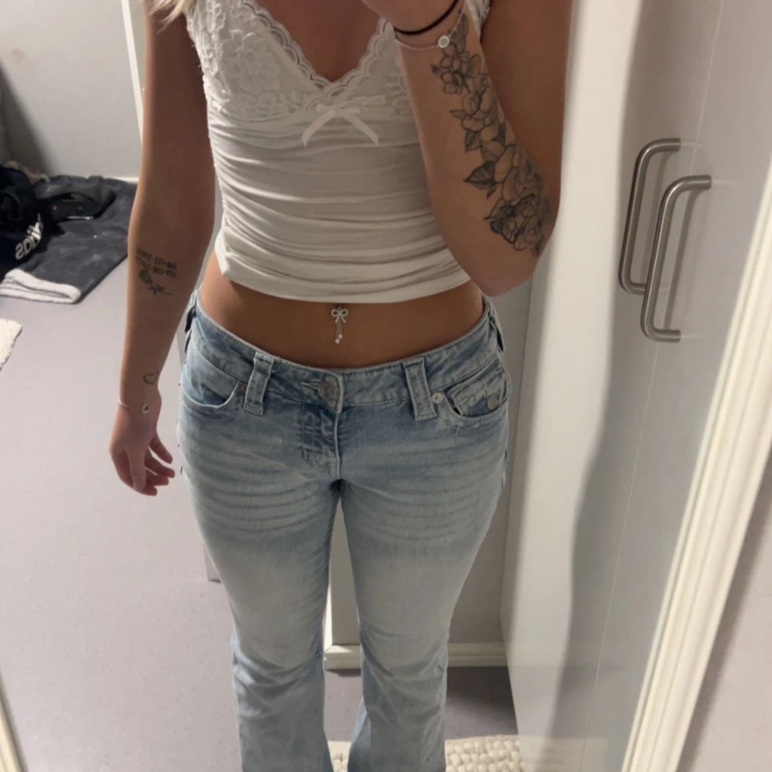 Ljusblå bootcut jeans från True Religion - 2