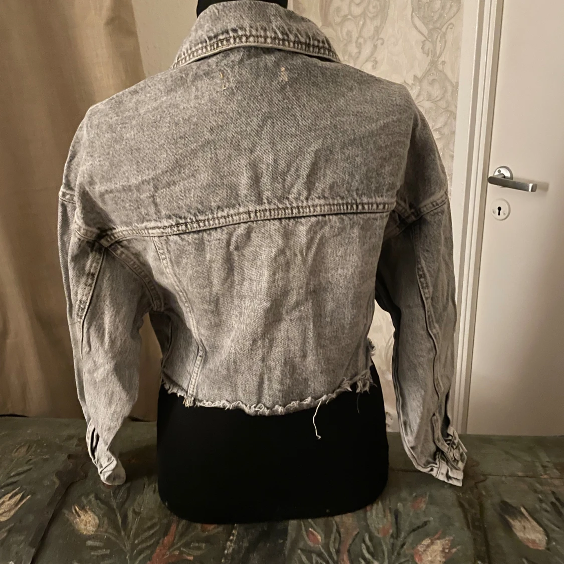 Grå croppad jeansjacka från Dilvin Jeans - 1