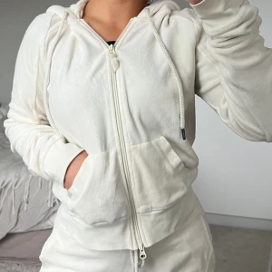 Vit hoodie från Puma x Fenty 🤍 - Superfin krämfärgad hoodie från Puma by rihanna, fenty. Storlek 36 (se bild)  Denna är en del utav ett set, har även mjukisbyxorna till salu i en annan annons! Dyr i inköp. Lite nopprig här och var, har någon minimal missfärgning, har ett litet hål baktill (se bild) <3