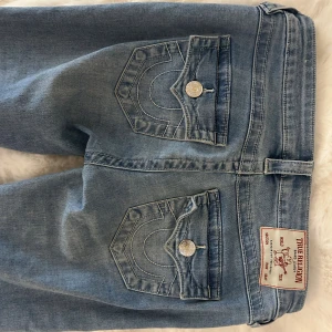 True Religion Joey Low Rise Flare Jeans - Säljer mina jätte fina true religion jeans pga att de tyvärr blivit för små!🥲fick de i julas och har använts ett par ggr som man kan se i slutet av jeansen eftersom att de e lite trasiga där men annars är de i gott skick. Kommer såklart även tvätta de och stryka innan postningen. Skriv gärna om ni är intresserade och pris kan diskuteras!❤️
